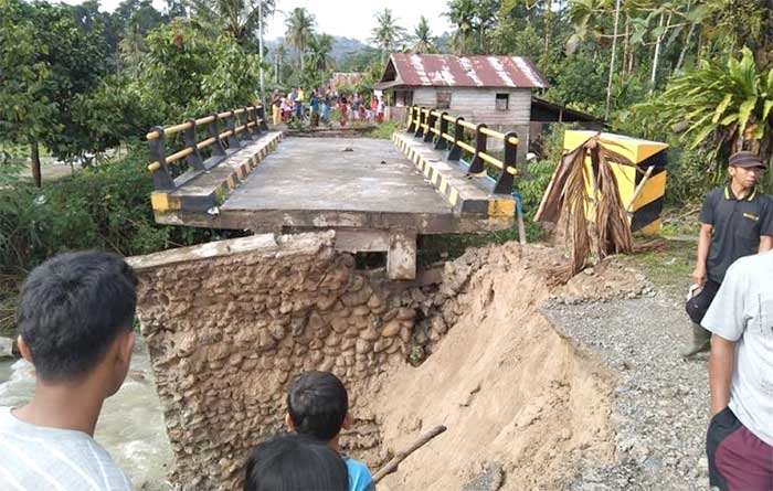 Jembatan putus diterjang banjir di kawasan Bonjol Pasaman