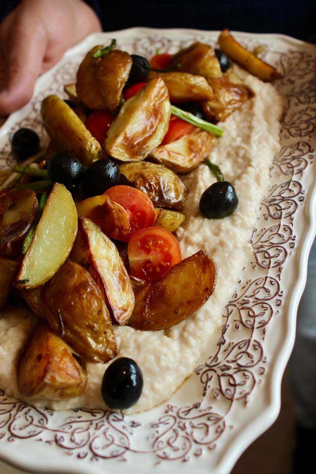 Puré de Feijão Branco com Salada de Batata Assada, Espargos e  Tomate