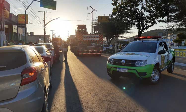 Jovem é atropelada por carreta no centro de Jacobina
