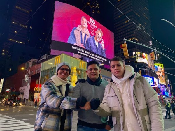 New York reconoce el éxito de Gio y Gabo con un Billboard en Times Square