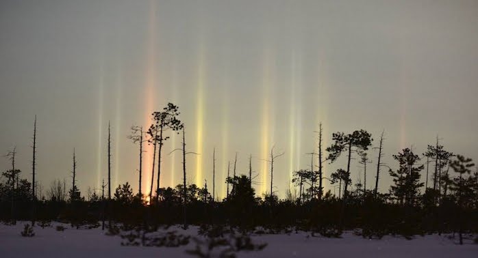 Incredibili colonne di luce nel cielo di San Pietroburgo in Russia FOTO.