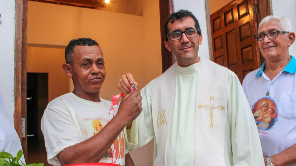 Macarani-BA: Com dinheiro do dízimo, Padre entrega casas para famílias carentes 9