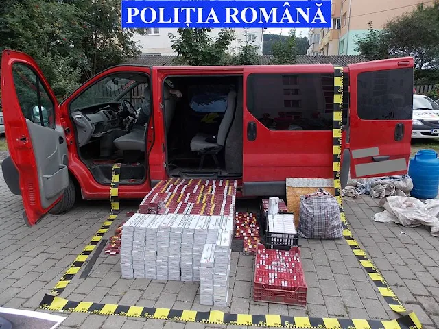 Două persoane reținute, un autovehicul indisponibilizat și aproape 130.000 de țigarete de contrabandă confiscate de polițiști în urma unui control în trafic
