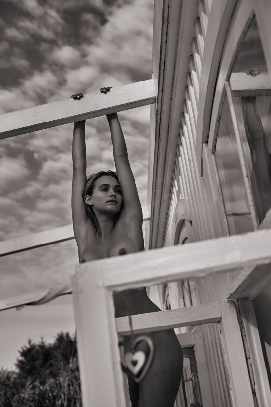 modelo nua Nikki Hillier fotografia Frank Barthold preto e branco sensual nudez peitos 