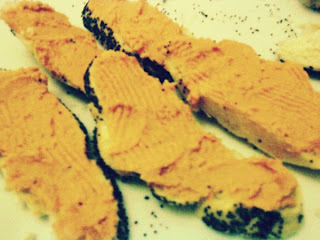 Pan de semillas de amapola con paté de atún y tomate de Calvo