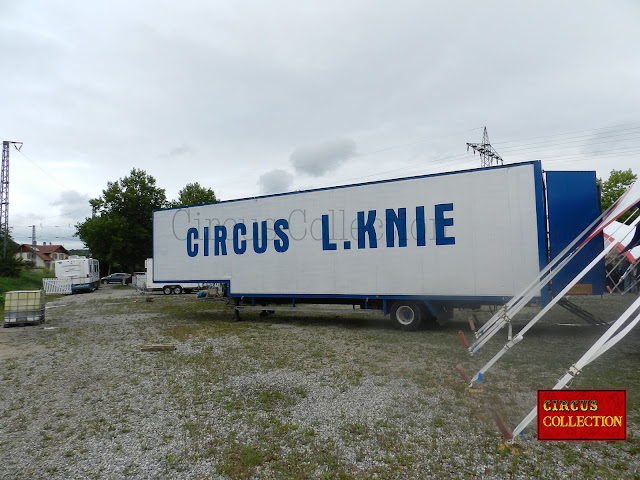 Camion semi remorque marqué au couleurs du cirque Louis Knie junior 