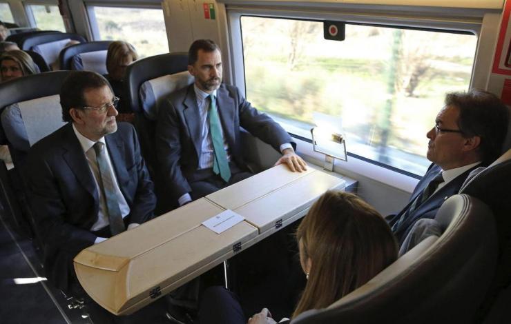 El ferrocarril Europeo... es ILLUMINATI - Página 2 Felip_vi_mariano_rajoy_ana_pastor_i_artur_mas_durant_la_inauguracio_d_un_tram_de_l_ave_646166