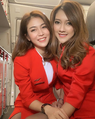 Pramugari  foto manis selfie di pesawat Air Asia