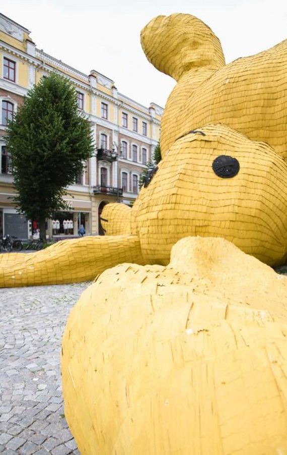 The Giant Yellow Rabbit (8 Photos) | desktop