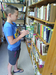 Мальчик выбирает книгу бібліотека-філія №4 М.Дніпро