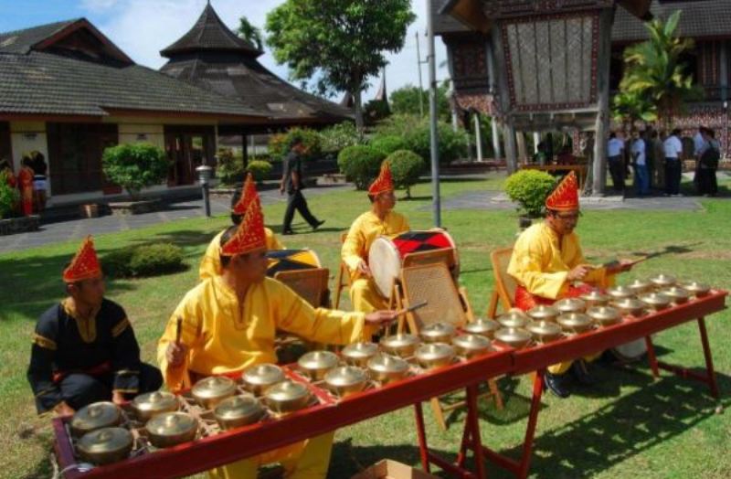 Musik dan Lagu Daerah : Kampuang Nan Jauh Di Mato dan Talempong