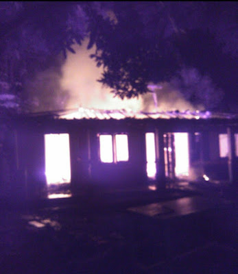 AKIBAT KORSLETING LISTRIK, SEBUAH RUMAH TERBAKAR DI DK GENENG