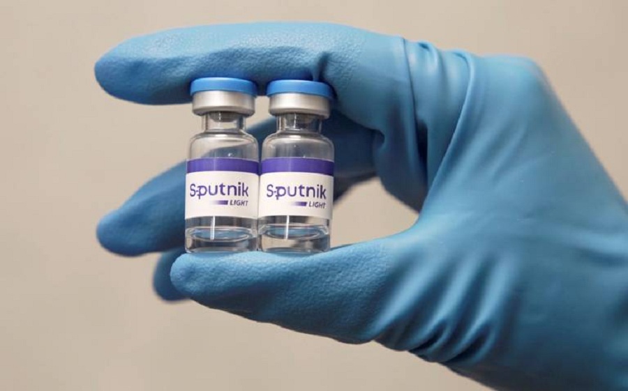 Los laboratorios en Moscú desarrollaron la nueva vacuna Sputnik Light para combatir variantes del coronavirus / REUTERS