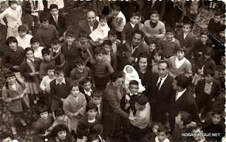 Niños esperando la roña en un bautizo en Candelario Salamanca
