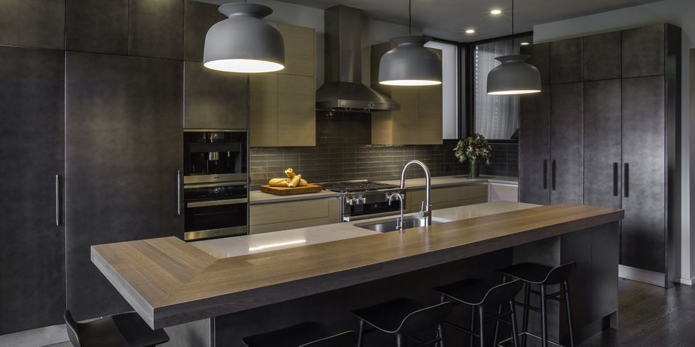 25 diseños de cocinas con salpicaderos de color negro oscuro