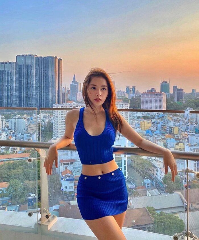 Chi Pu, Phí Phương Anh ghi điểm hoàn hảo với style phối áo và váy đồng điệu Chi Pu, Phí Phương Anh ghi điểm hoàn hảo với style phối áo và váy đồng điệu