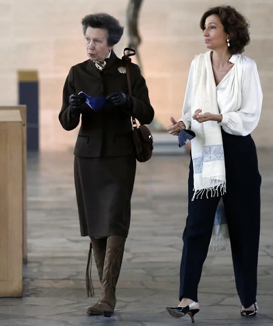 The Princess Royal viewed photos of the Duke of Edinburgh’s visit to UNESCO in Paris in 1988, as President of WWF