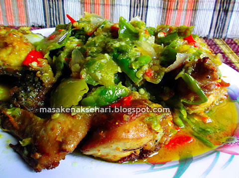 Resep Ayam Goreng Pedas Bumbu Sambal Ijo Padang