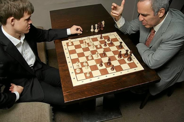 Deux champions du monde d'échecs : Garry Kasparov 50 ans et Magnus Carlsen 23 ans © Chess & Strategy
