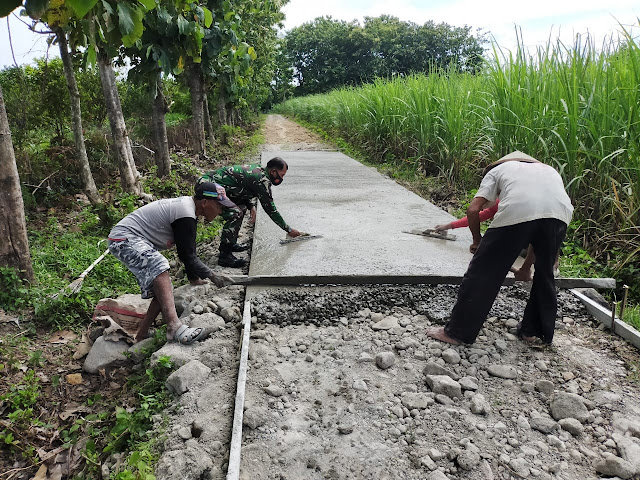 Karya Bakti Pengecoran Jalan  Desa Melibatkan Babinsa Tegalrejo