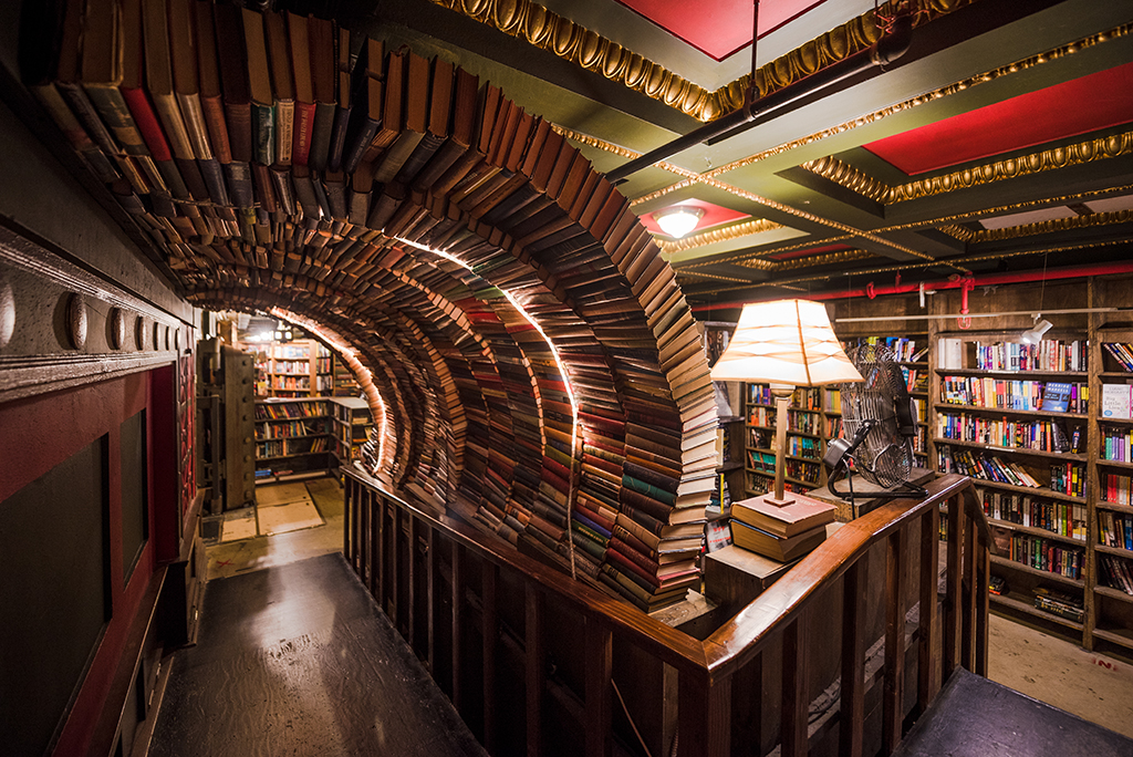 Malomil The Last Bookstore, Los Angeles.