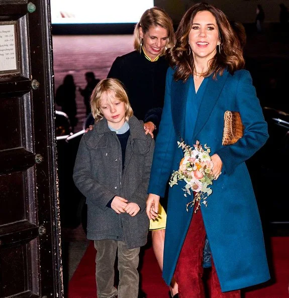 Crown princess Mary carried Carlend Copenhagen Vanessa Croco Nature Clutch. Princess attend Copenhagen Fashion Week 2018 dinner at City Hall