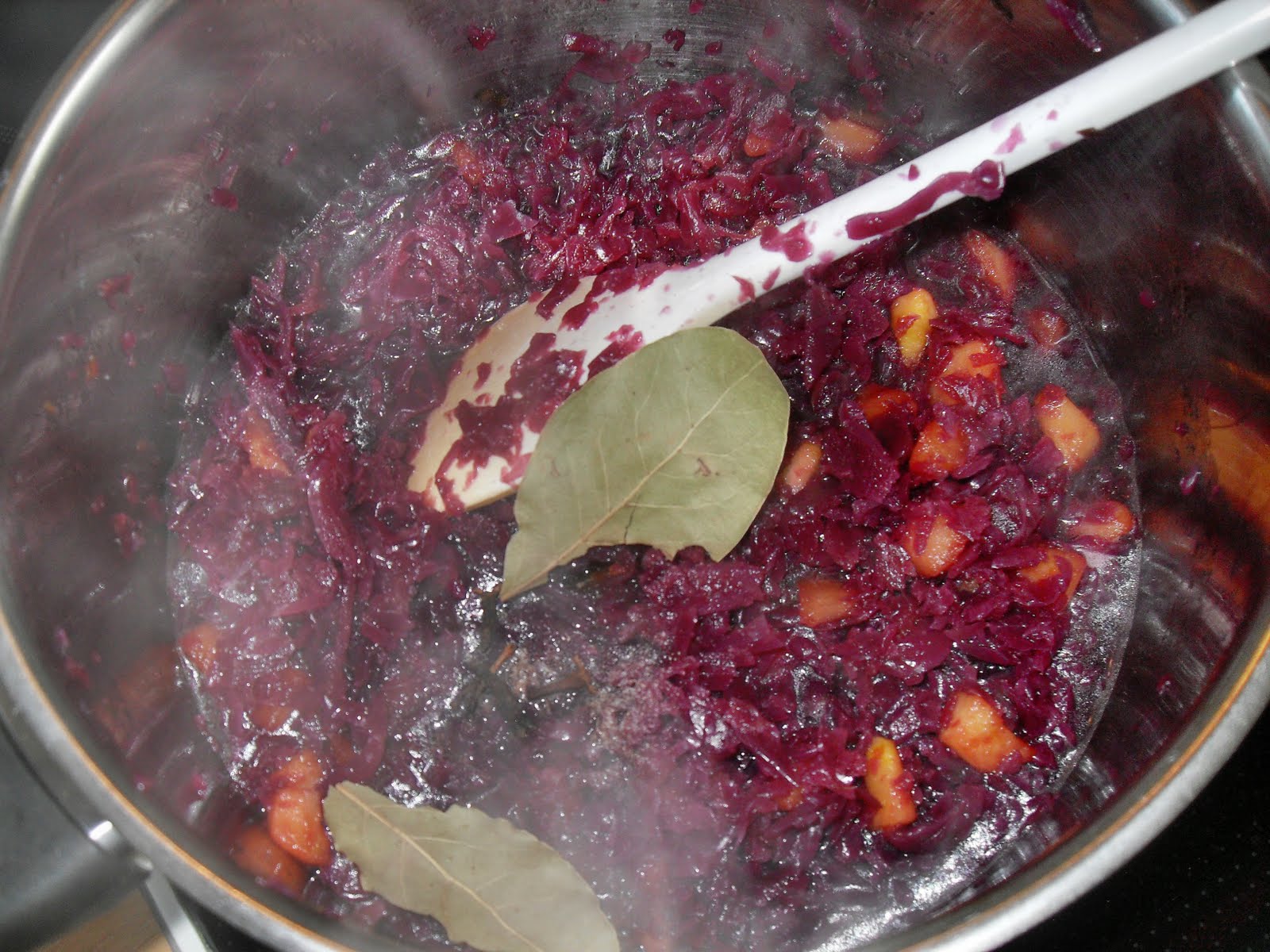 Sanna´s Hexenküche: Rotkohl mit karamellisierten Äpfeln
