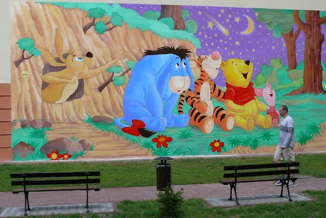 Malowanie obrazu na ścianie Kubuś Puchatek, mural w Ząbkach