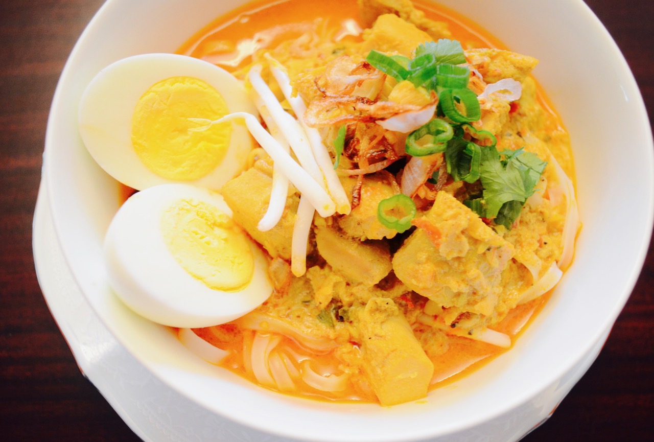 Lada's Kitchen Chicken Curry with Rice Noodle Soup (เกี๋ยวเตี๋ยวแกง)