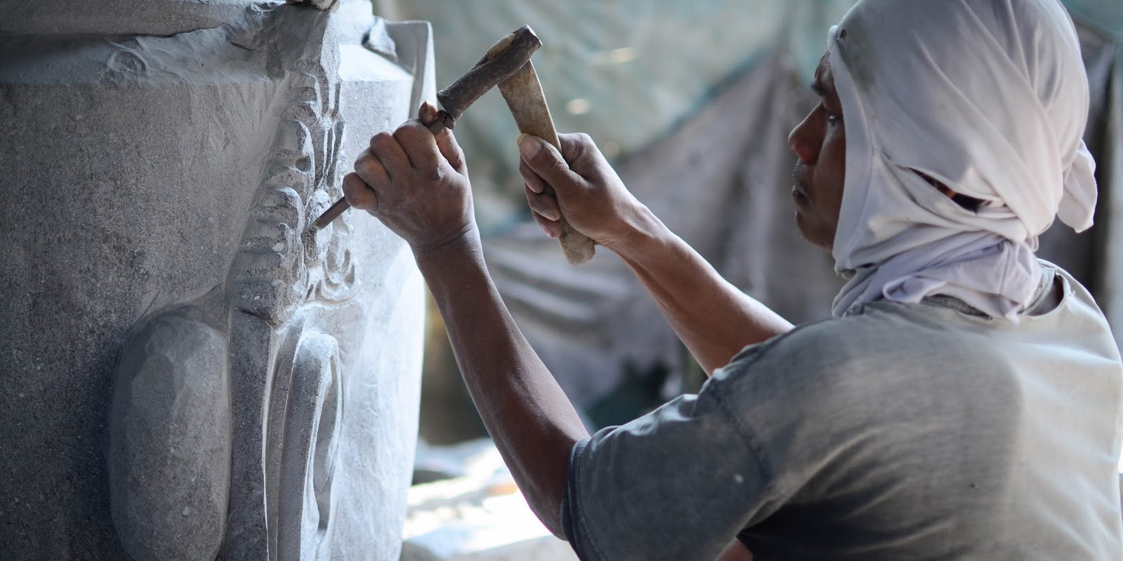 Proses pembuatan patung dengan mengurangi bahan caranya dipahat atau dipotong disebut