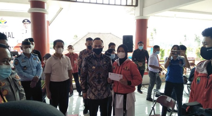 Lepas Atlet PON XX, Pandu Kesuma Dewangsa : Saya Turut Bangga Atlet Lamsel Bisa Ikut PON di Papua
