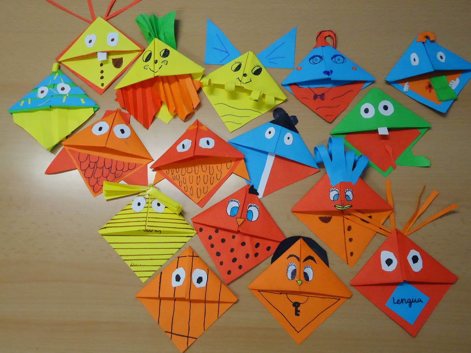 Bibliotorrijos Marcapáginas de origami.