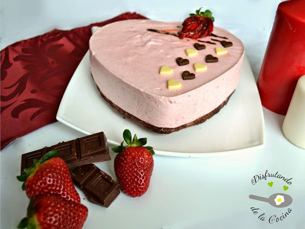 MOUSE DE FRESA CON BASE DE BROWNIE DE CHOCOLATE NEGRO