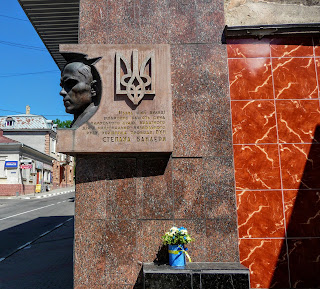 Калуш. Вул. Степана Бандери. Пам'ятний знак Степану Бандері Калуш. Вул. Степана Бандери. Пам'ятний знак Степану Бандері
