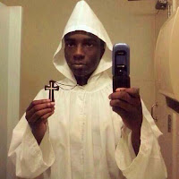 KKK Funny Pics - lustige schwarze Mensch vor dem Spiegel - Handykamera