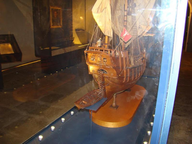 vista di poppa, lancia, stemmi e specchio di poppadella santa maria di colombo al museo di genova