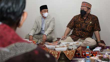 Ketua DPD RI Dijamu Nasi Lakkai oleh Bupati Lampung Barat