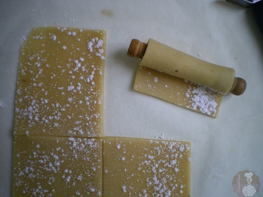 Dando forma de tubo a las porciones de mazapán