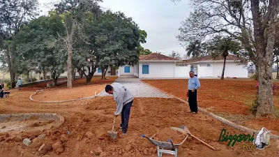 Bizzarri visitando a obra e orientando onde estamos fazendo as guias de pedra na rua onde vamos fazer o calçamento com pedrisco com execução do paisagismo em entrada da Fazenda em Atibaia-SP. 16 de agosto de 2016.