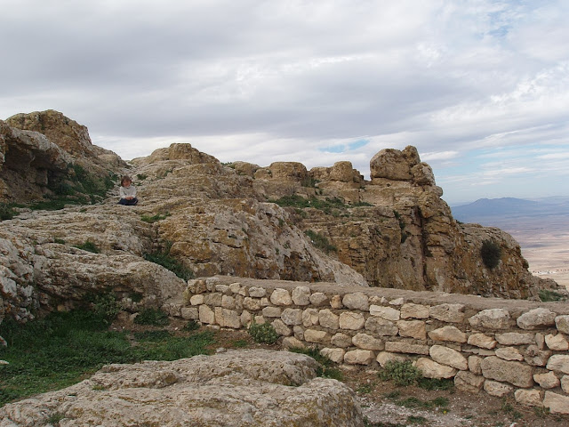 Остатки укреплений на Плато Югурты. Считается, что крепость здесь была возведена ещё Масиниссой.