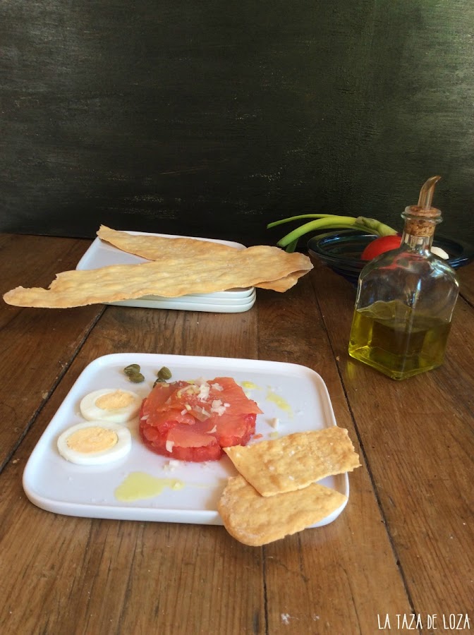 tartar-de-tomate-con-ahumados-huevo-alcaparras