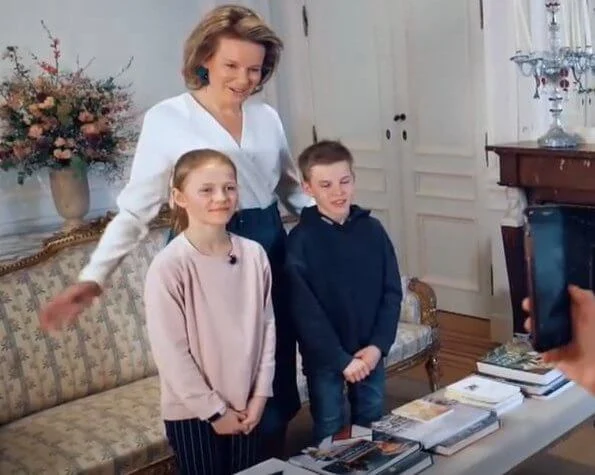 Queen Mathilde received members of the Niouzz team, Margot and Lou, at the Royal Palace. Queen wore Natan dress