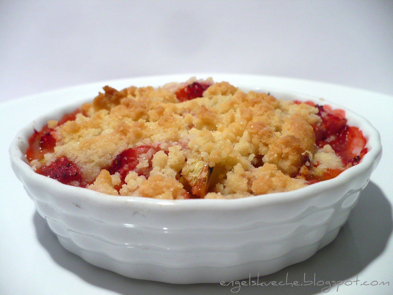 Essen aus Engelchens Küche: Erdbeer-Rhabarber-Crumble mit Mascarponecreme