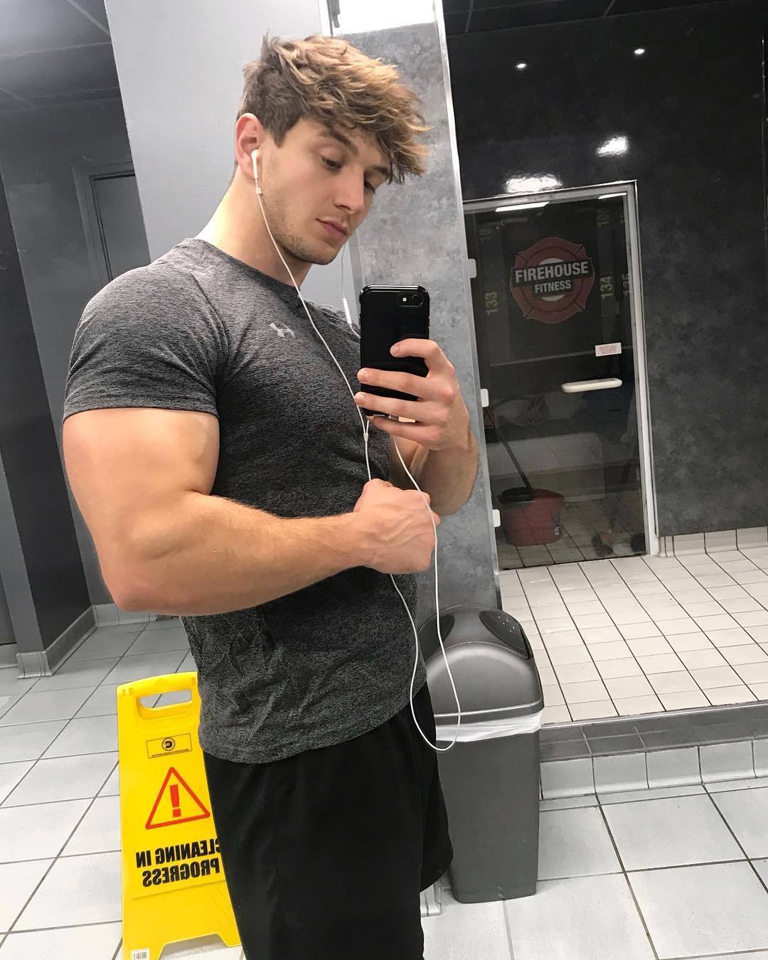 straightsexyyoungcollegeguyciaranjohnsonbigbicepsflexselfie