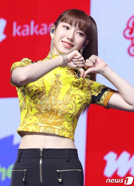 오늘자 전원이 비주얼 멤버인 여돌 쇼케사진.jpg | 인스티즈