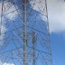 Jovem escala torre de telefonia celular e ameaça saltar