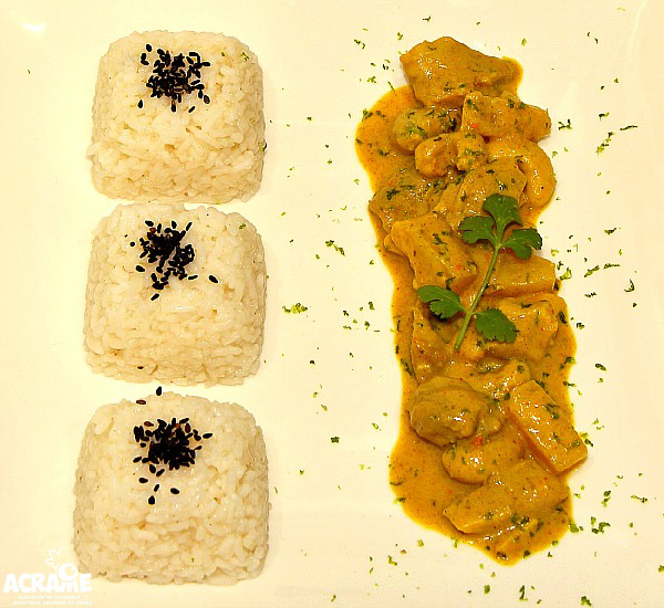 Pollo al curry con piña y anacardos