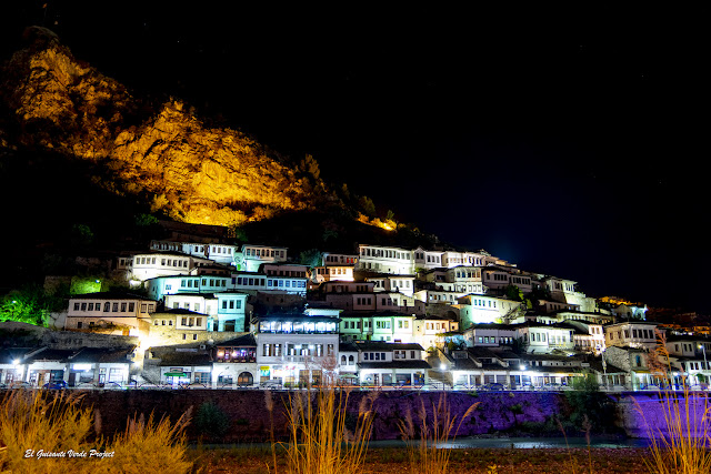 Mangalemi, vista nocturna, Berat - Albania, por El Guisante Verde Project