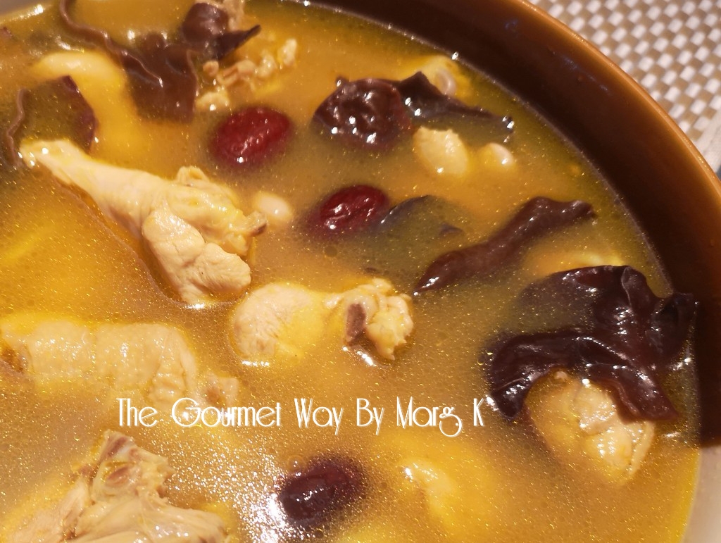 QuickBoiled Chicken Soup with Chinese Wine . 白背木耳煑雞酒