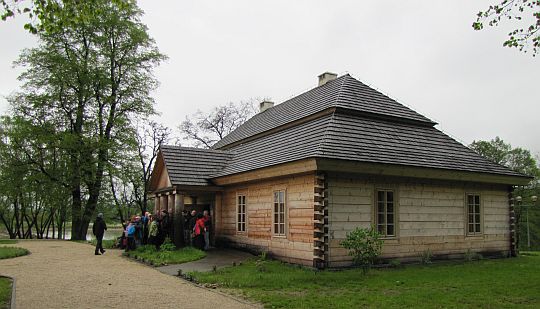 Rekonstrukcja dworku Żeromskiego w Ciekotach.